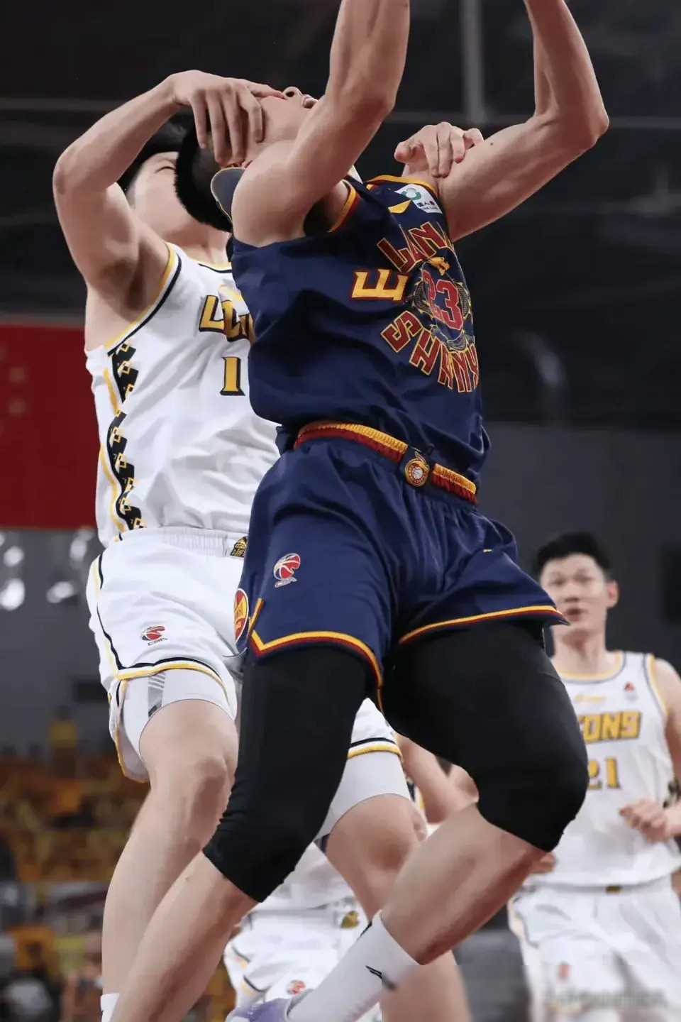 青海男篮团结一心，赢得关键比赛